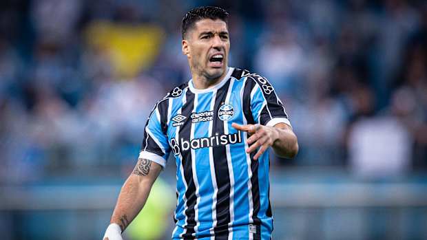 Luis Suarez playing for Gremio.